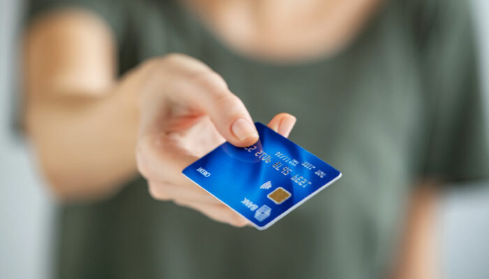 8 credit card habits to avoid