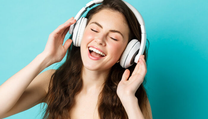 5 ways to prevent hearing loss when using headphones